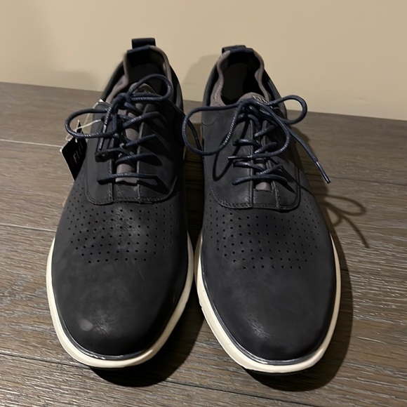 Van Heusen men’s shoes, size 9.5, EUC - Picture 1 of 5